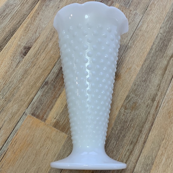Milk glass vase only - Picture 4 of 9